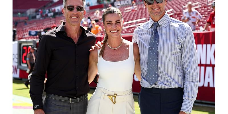 Erin Andrews ‘fire fit’ outfit spotted by fans on Buccaneers-Eagles sidelines as Fox NFL Sunday star is told ‘love that’