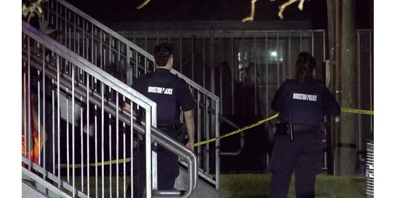 2 men shoot man outside his northwest Houston apartment, police say