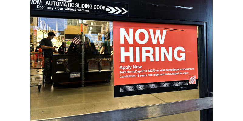 US Jobless Claims Edge Up But Layoffs Stay Low Amid Fed Rate Cuts