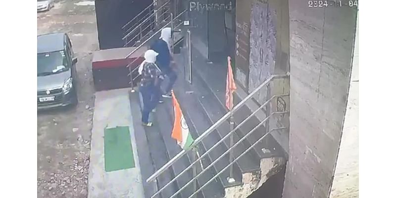 Video: Gangsters Deliver Extortion Note To Delhi Showroom, Fire In The Air