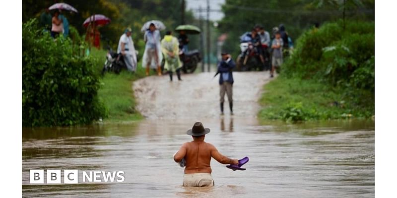 Storm Sara: Hundreds of Honduran villages cut off by rain