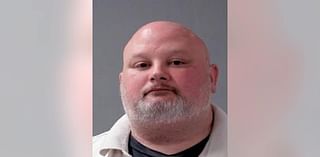 Illinois Department of Corrections employee arrested for sending explicit messages to underage girl: police