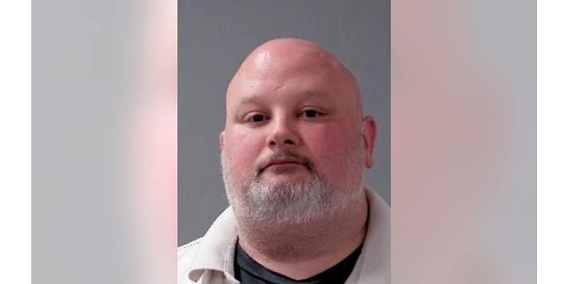 Illinois Department of Corrections employee arrested for sending explicit messages to underage girl: police