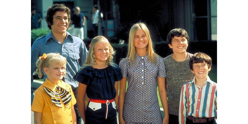 Barry Williams says the Brady Bunch kids 'all hooked up with each other'