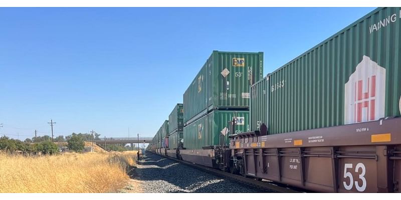 Man hit, killed by train in Madera