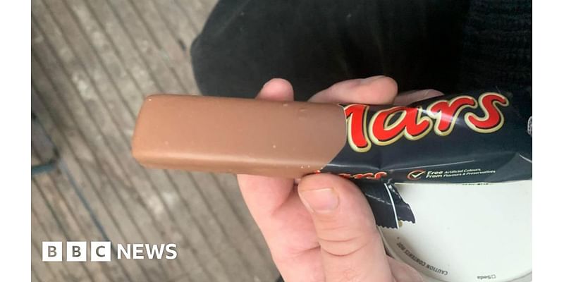 Smooth Mars bar discovered without signature ripple