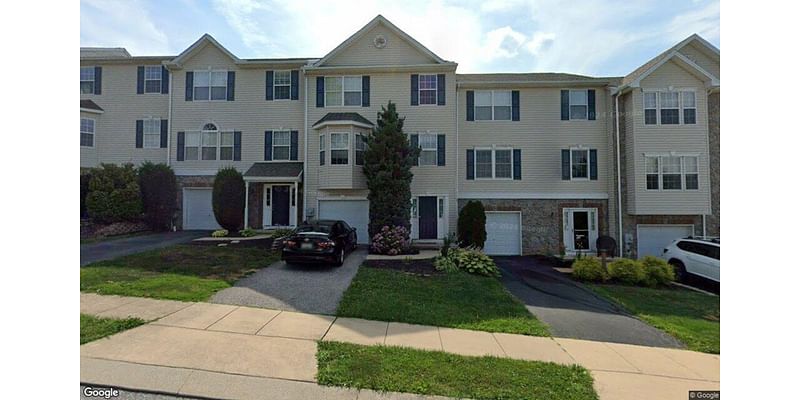 Townhouse sells in Shrewsbury for $275,000