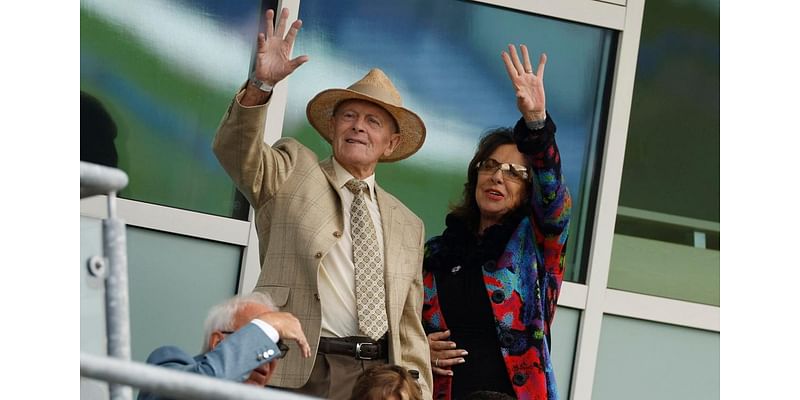 Sir Geoffrey Boycott returns to Headingley for first time since cancer operation