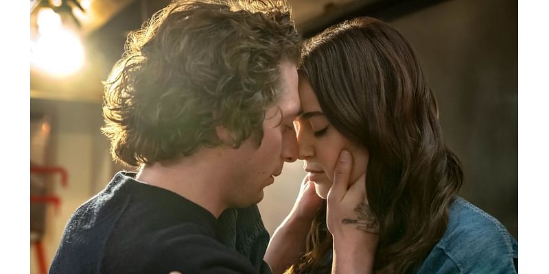 As Romance Rumors Swirl Around The Bear’s Jeremy Allen White And Molly Gordon, An Insider Dropped Claims About Their Dynamic On Set