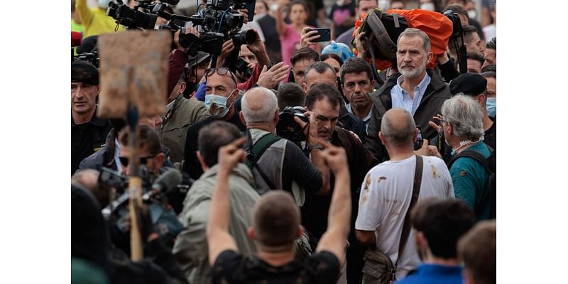 Spain's king, queen pelted with mud over flooding response