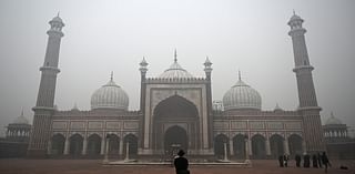 New Delhi shrouded in toxic smog as pollution reading breaks record