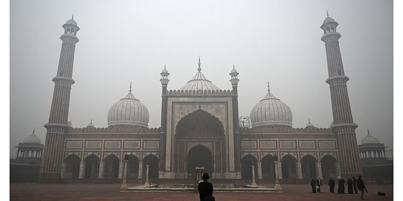 New Delhi shrouded in toxic smog as pollution reading breaks record