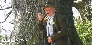 Shrewsbury: 'Darwin Oak' petition handed to Downing Street