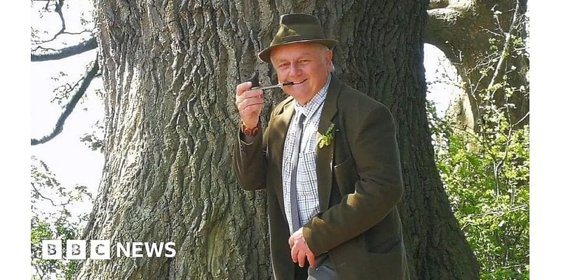 Shrewsbury: 'Darwin Oak' petition handed to Downing Street