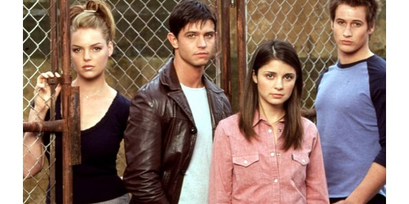 ‘Roswell’ 25 Years Later: Creator Jason Katims on ‘Coming of Age’ on the Alien Drama, Struggling With The WB’s Notes and Being Inundated With Tabasco Bottles