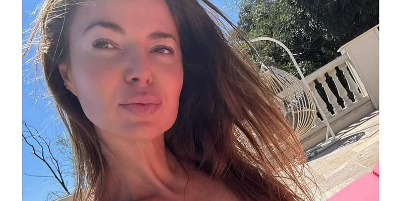 'Nude artist' Dina Broadhurst sets pulses racing as she flaunts her bikini body in stunning selfie while holidaying in Spain